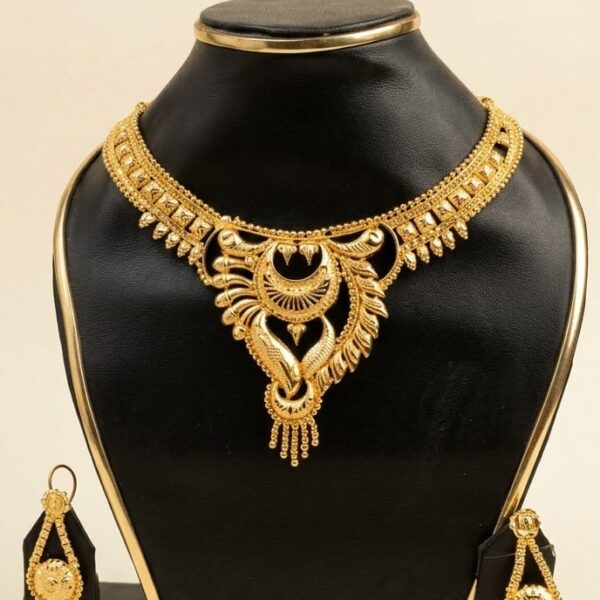 Royal Heritage Gold-Plated Necklace Set 360